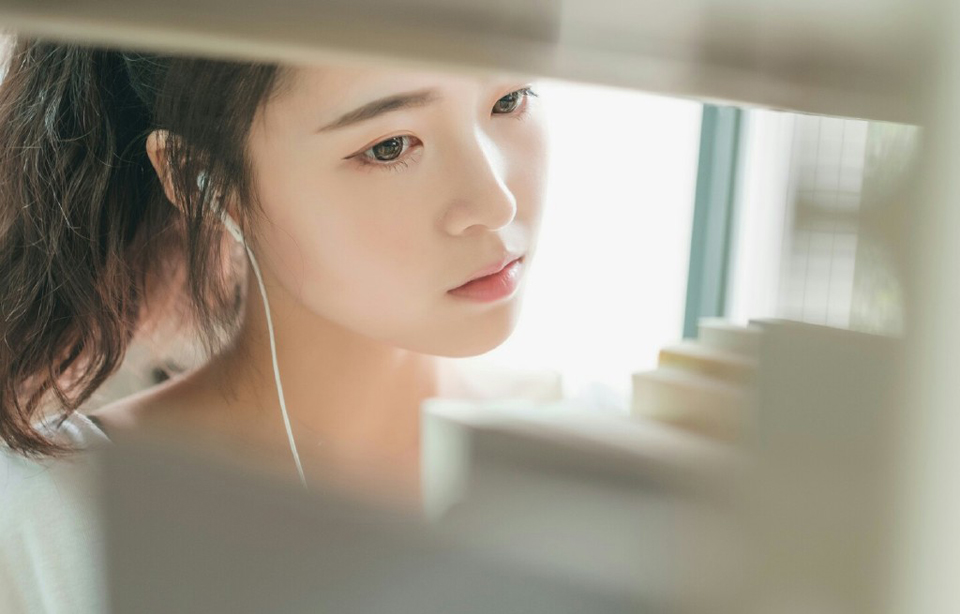 单是一个虎牢关，那些不要命的西域将士已经让人很头疼了，跟伊阙关那边不同，这边高顺已经开始反守为攻，想要攻破曹操这边的城墙，虽然数次将他们给撵下去，但这帮西域人可不是一般的疯，如今刘备撤了，剩下曹军来肚子面对吕布的压力，哪怕是夏侯惇这些悍将，都感觉自己很没有底气。